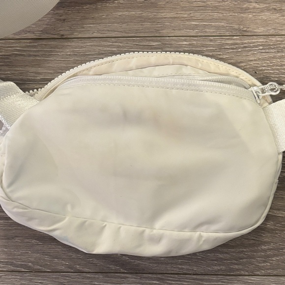 Lululemon Athletica White Mesh Pocket Bag - Picture 3 of 4